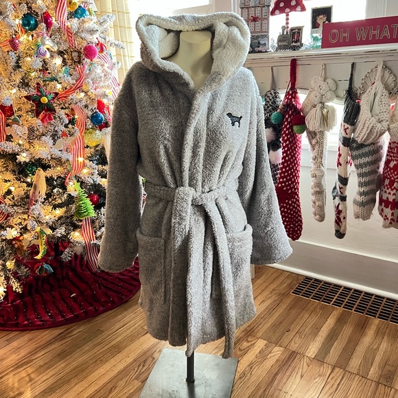 VS PINK Short Sparkly Robe - Picture 5 of 10